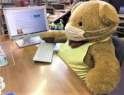 ホームページ「図書館クマの部屋」を更新しているクマたんの画像